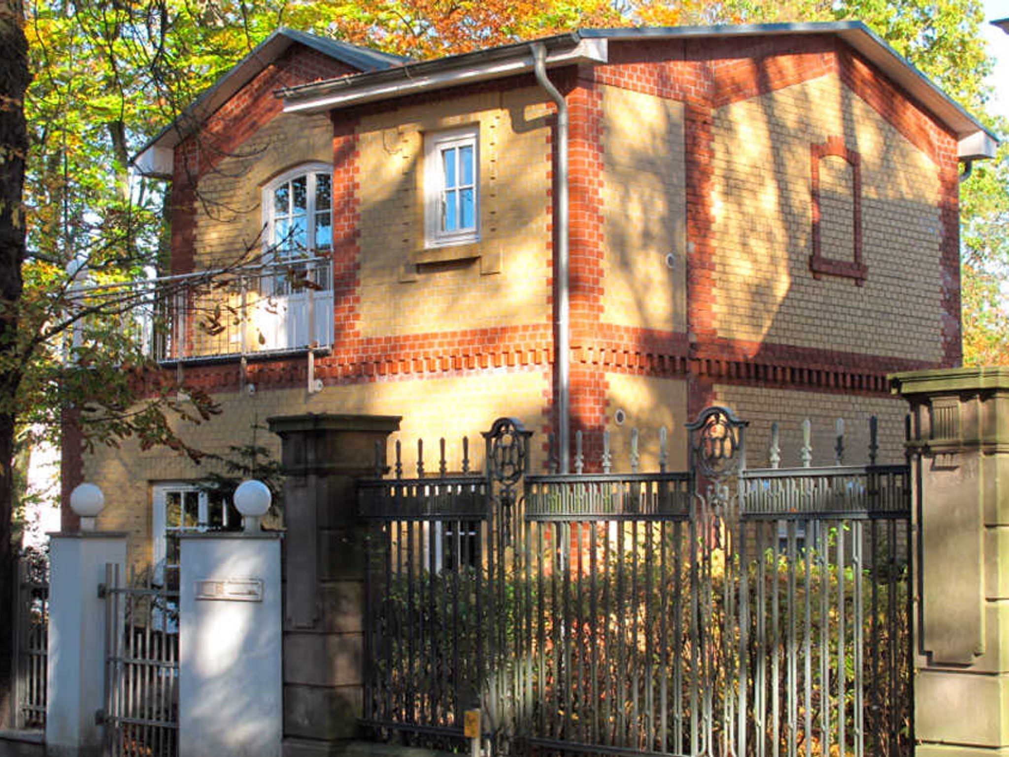 Bungalow im eingewachsenen Garten mit Blick zur Einfahrt des Grundstücks