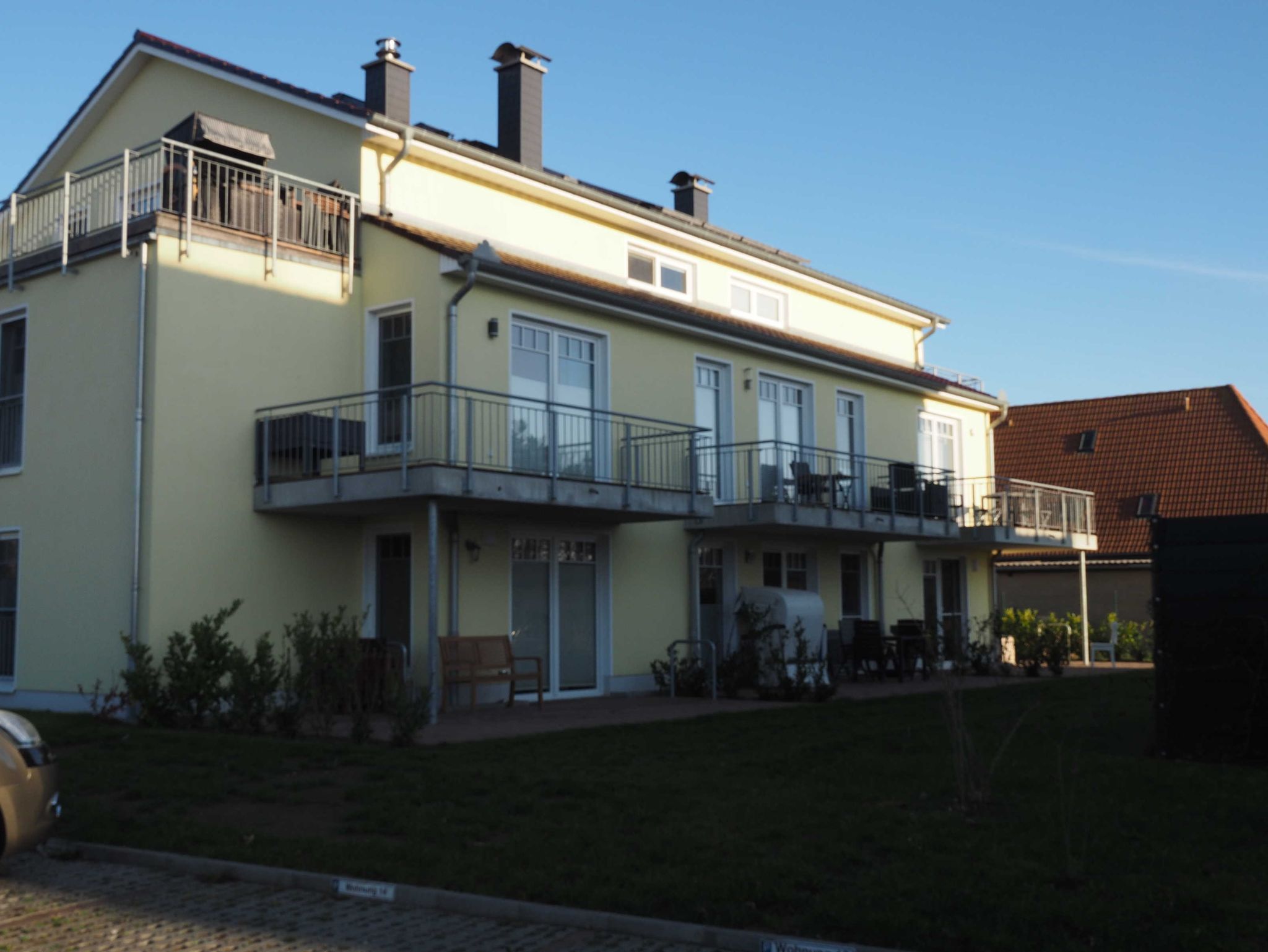 Blick vom Garten auf den Terrasseneingang des Bungalows