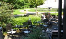 Terrasse mit Sonnenschirm und Strandkorb