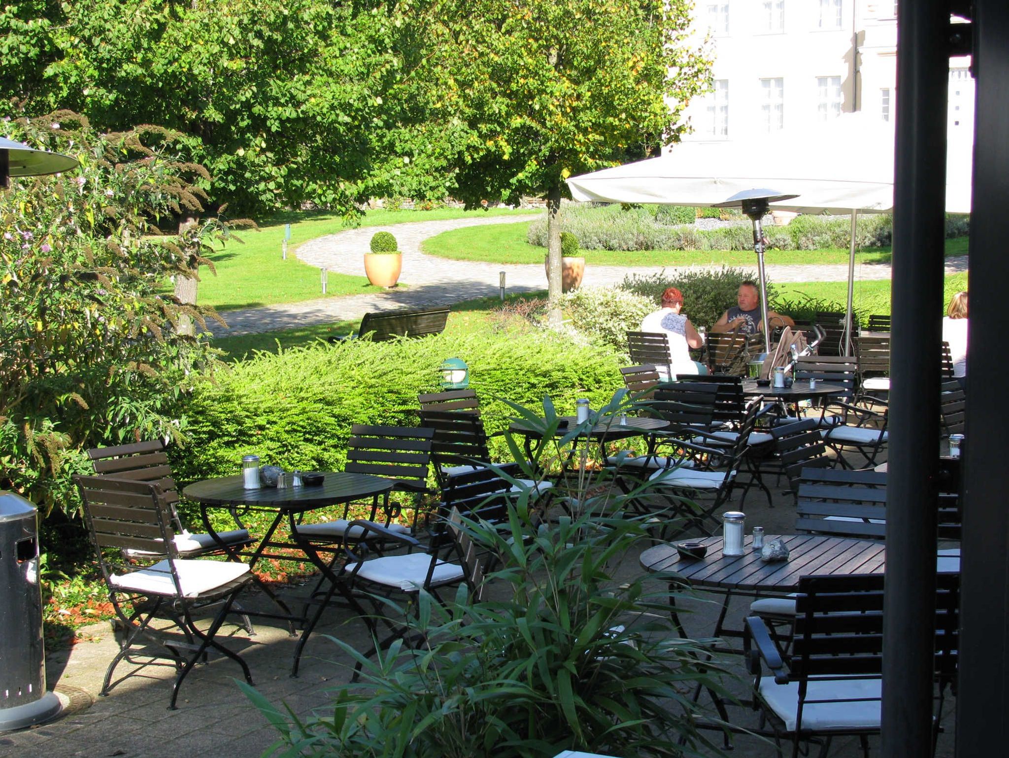 Terrasse mit Sonnenschirm und Strandkorb