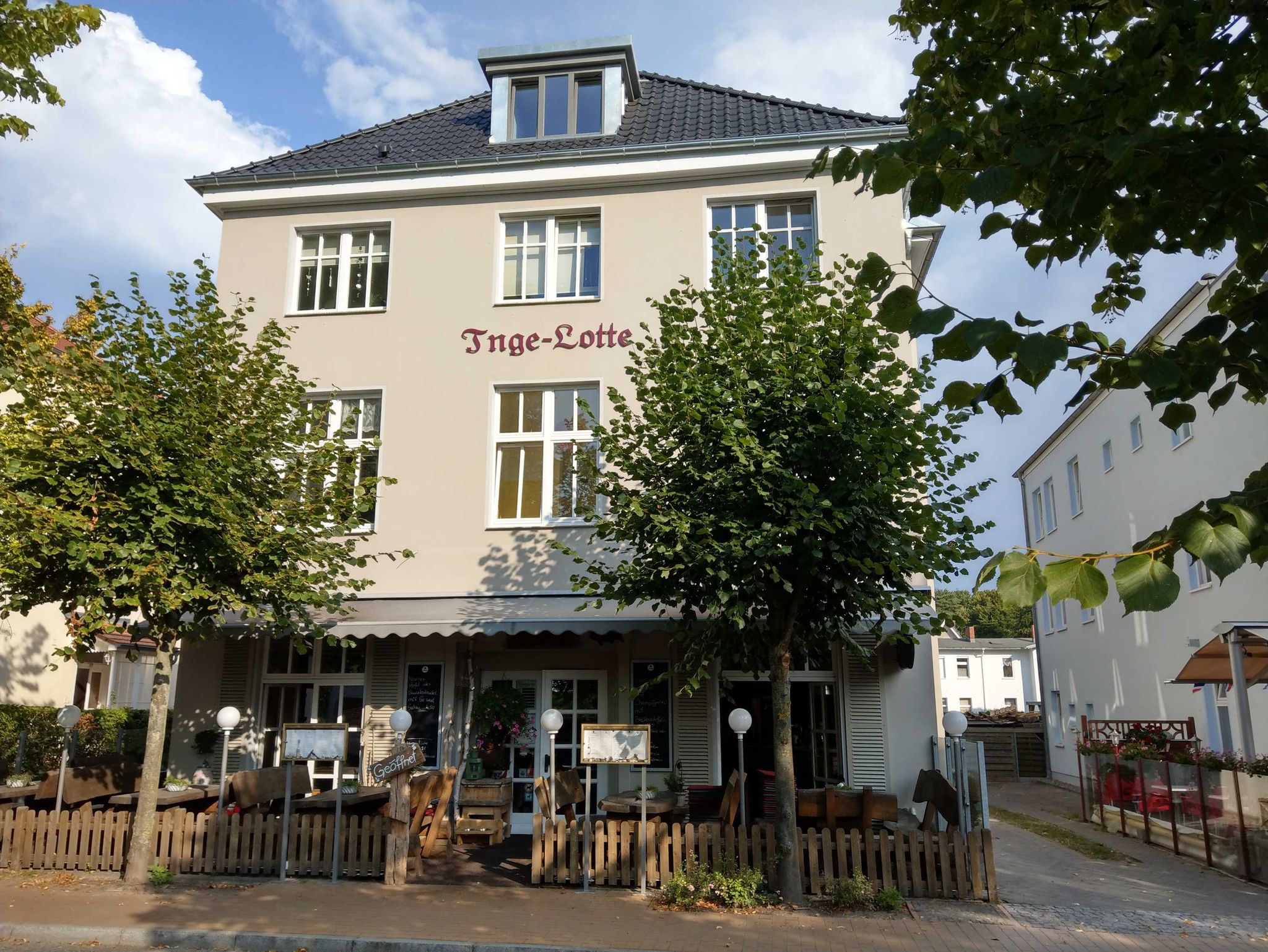 Sonnenterrasse mit Blick in die Wohnung