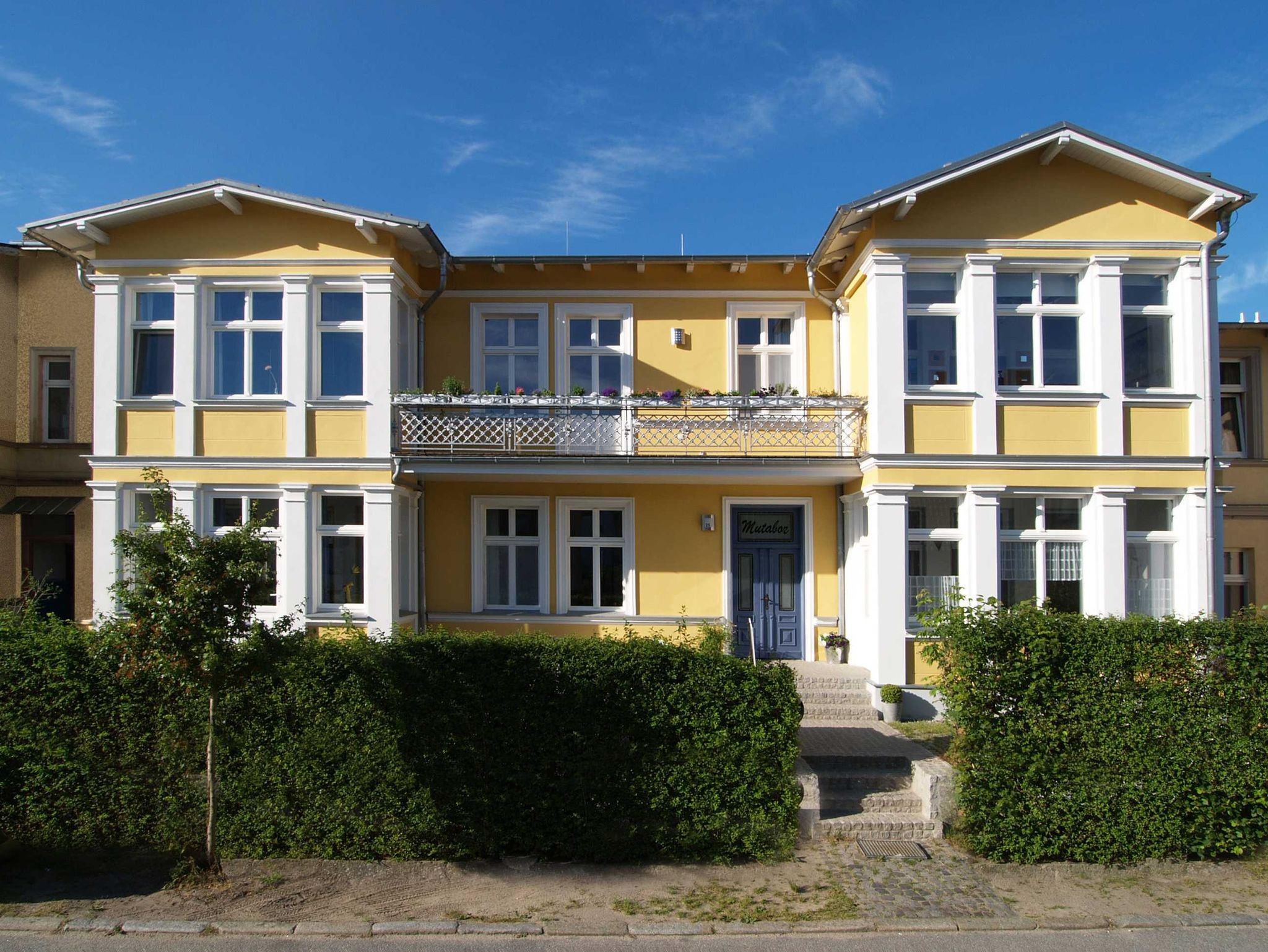 bestuhlte Terrasse mit Blick ins Grüne