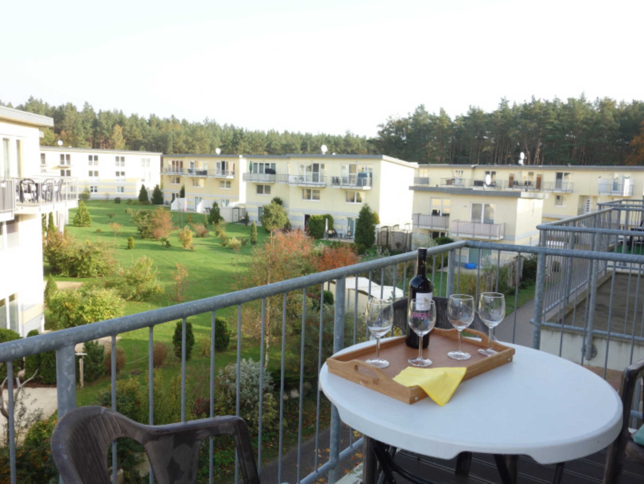 bestuhlte Terrasse lädt zum Entspannen ein