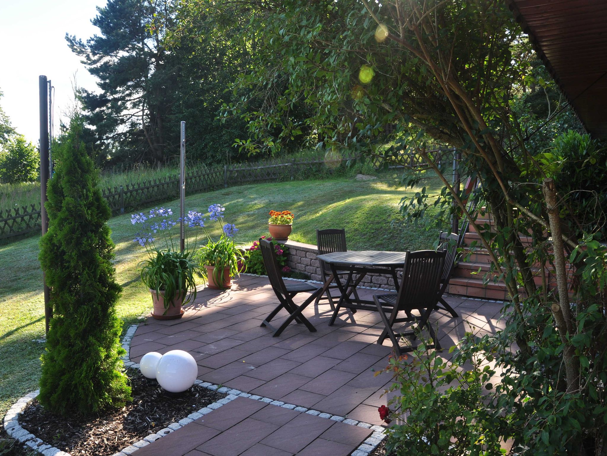 Die moderne Küche mit Zugang zur großen überdachten Terrasse