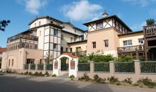 Schlafzimmer mit Doppelbett und Zugang zur Terrasse