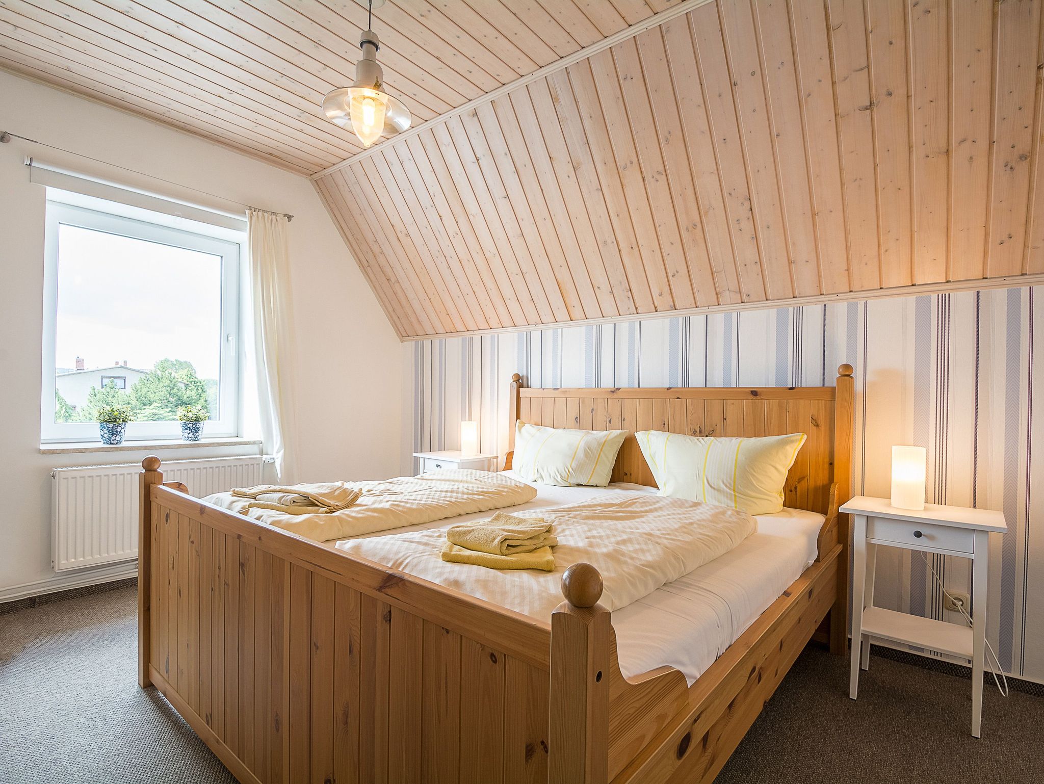 Das Schlafzimmer mit Doppelbett und TV