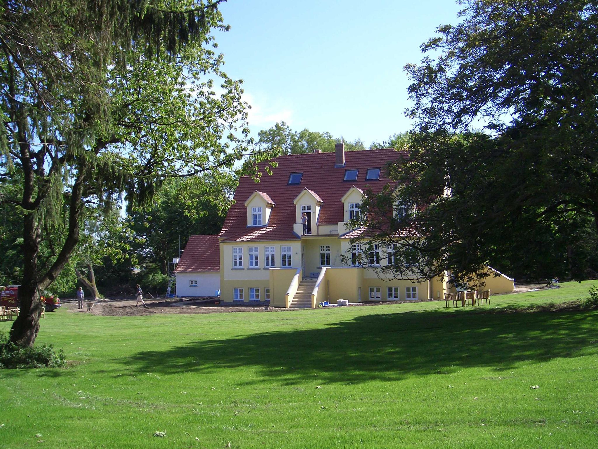 Sichtgeschützter Garten mit Sonnenliegen und möblierter Terrasse