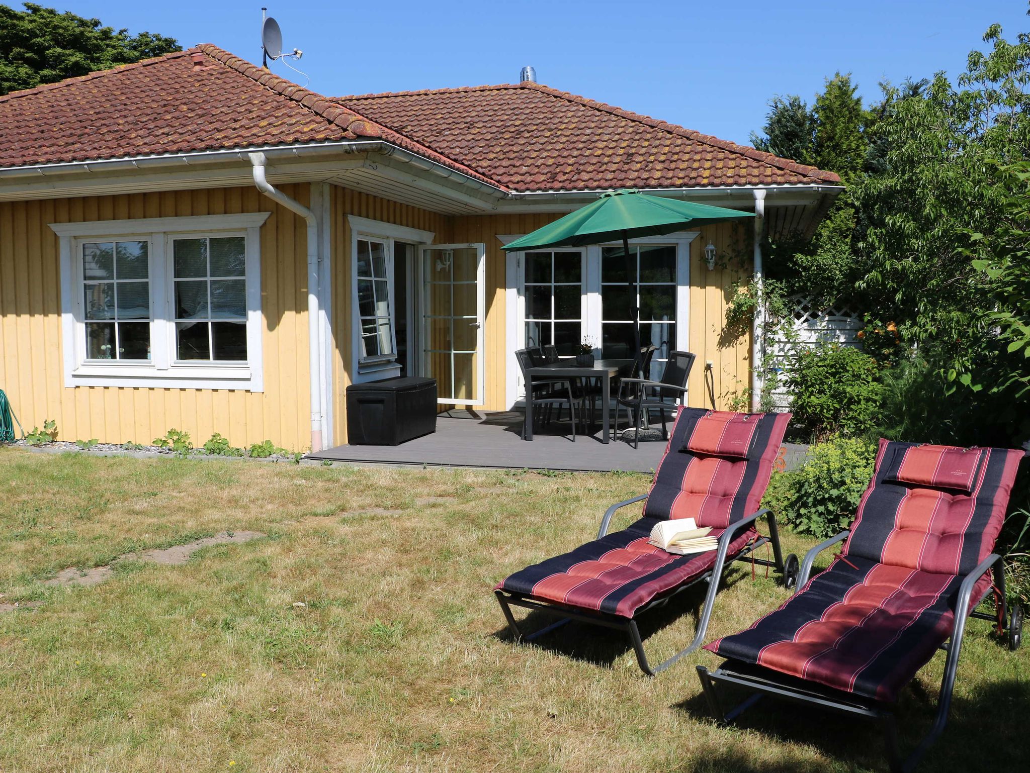 zwei separate Schlafzimmer mit Doppelbett