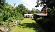 Sitzecke mit Garage im Hintergrund