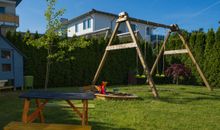 Kinderschaukel im Garten der Pension Maiglöckchen