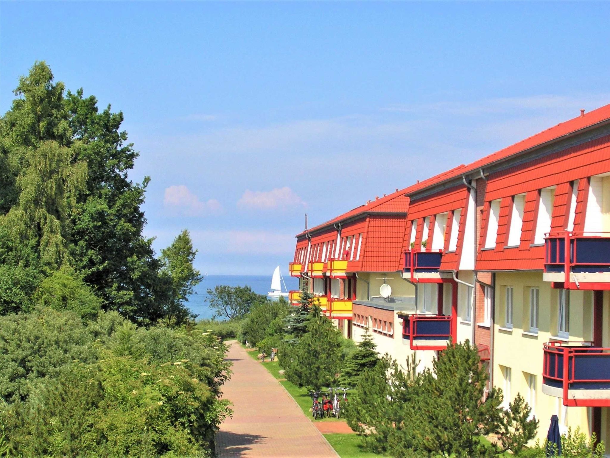 bestuhlter Balkon in ruhiger Lage