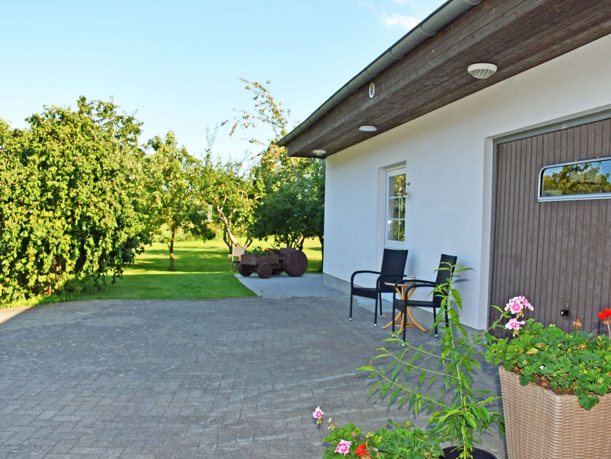 Schlafzimmer mit Doppelliege und Kinderbett