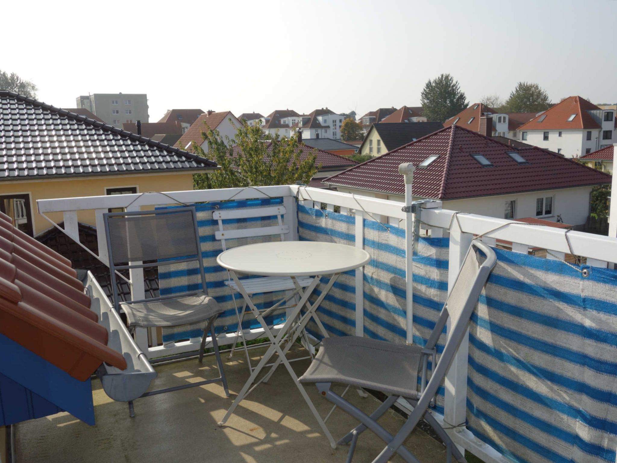 bestuhlter Balkon mit schönem Blick