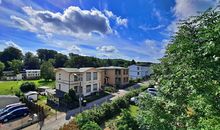 bestuhlter Balkon mit schönem Blick