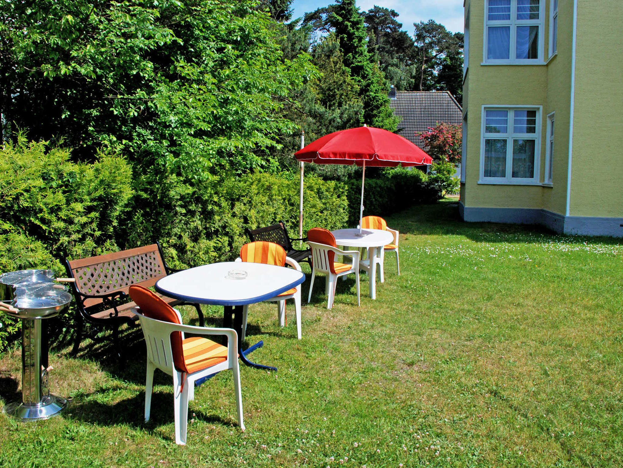 Panoramablick vom Balkon auf Kirche und Meer