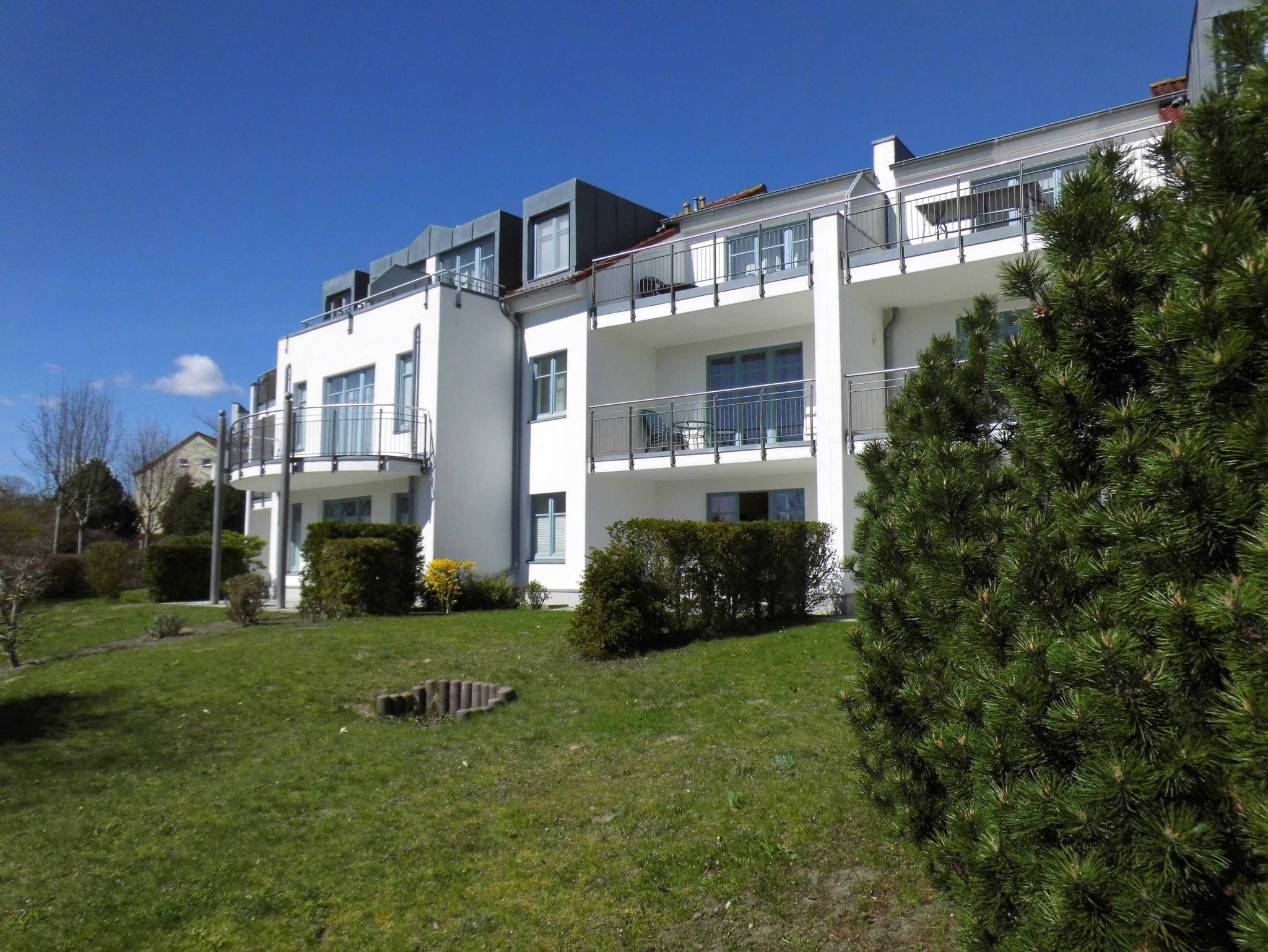 bestuhlter Balkon zur Straße gelegen