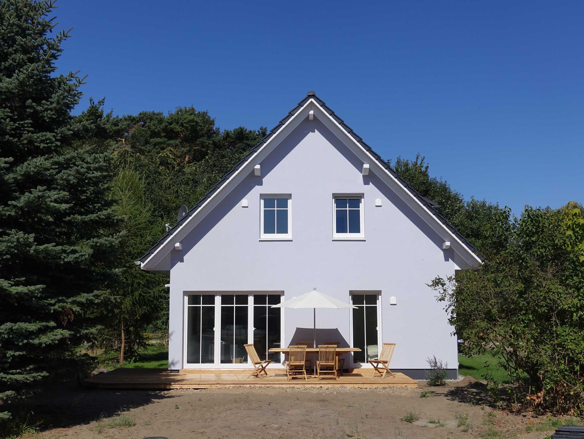 bestuhlter Balkon mit Blick ins Wohnzimmer