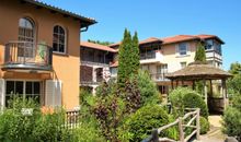 Blick vom Balkon auf den Innenhof mit der mediterranen Wasserlandschaft