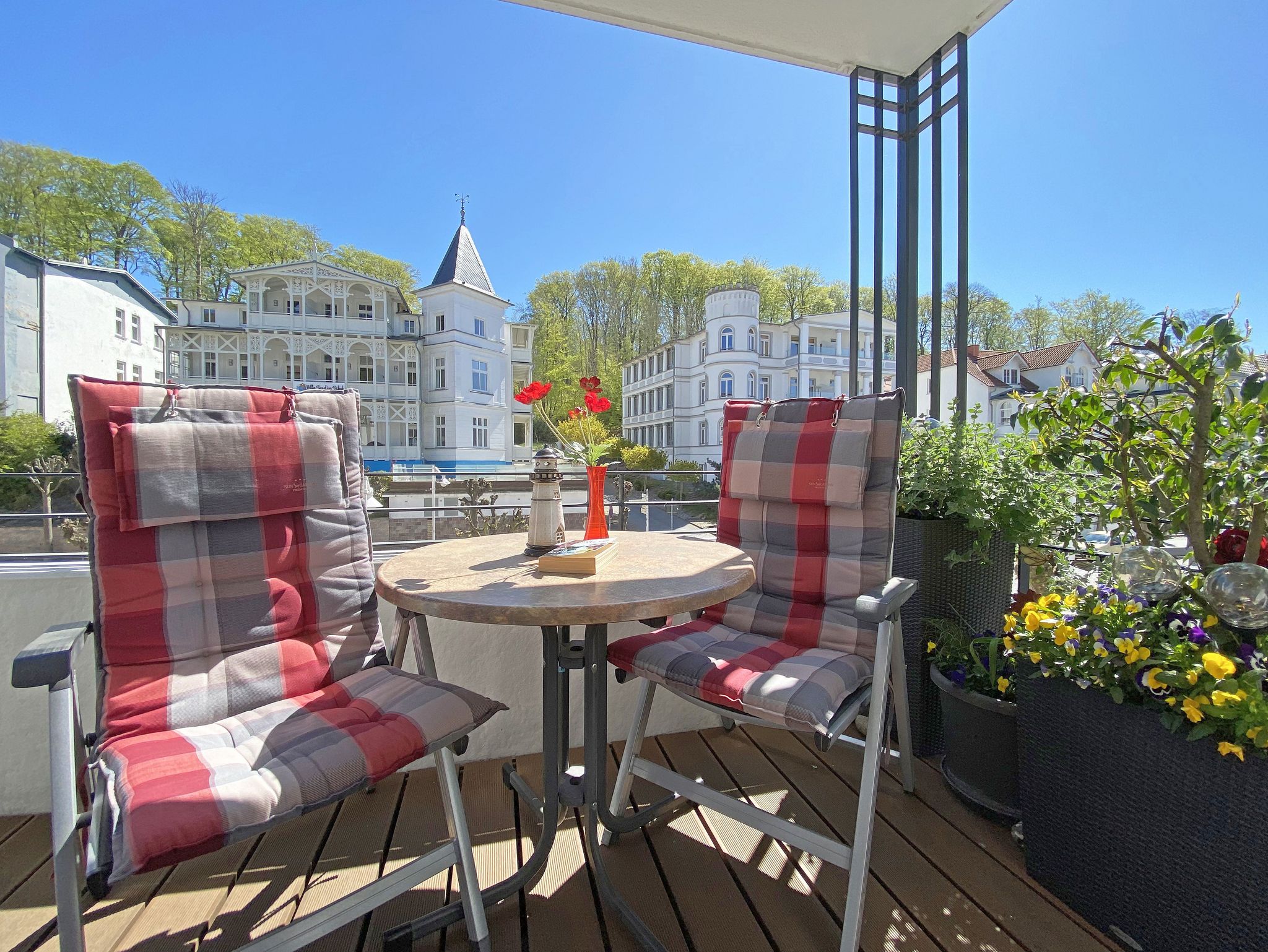 Garten mit Strandkörben und Pavillon