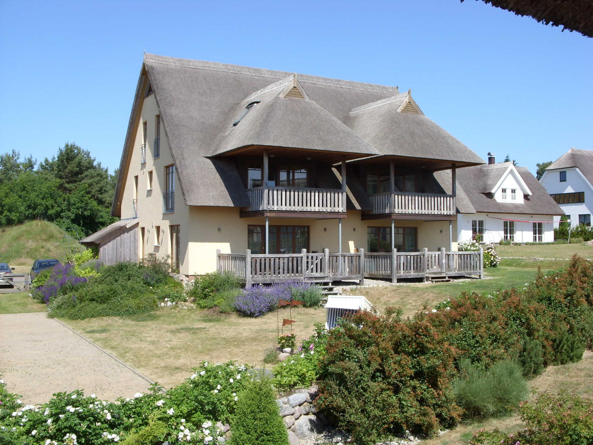 Das Wohnzimmer mit einer Schlafcouch und dem Zugang zur Terrasse