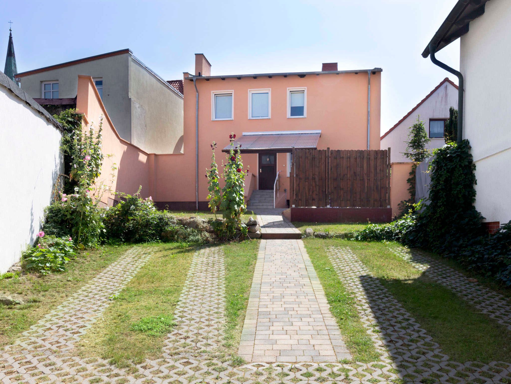 bestuhlte Terrasse mit Blick ins Grüne