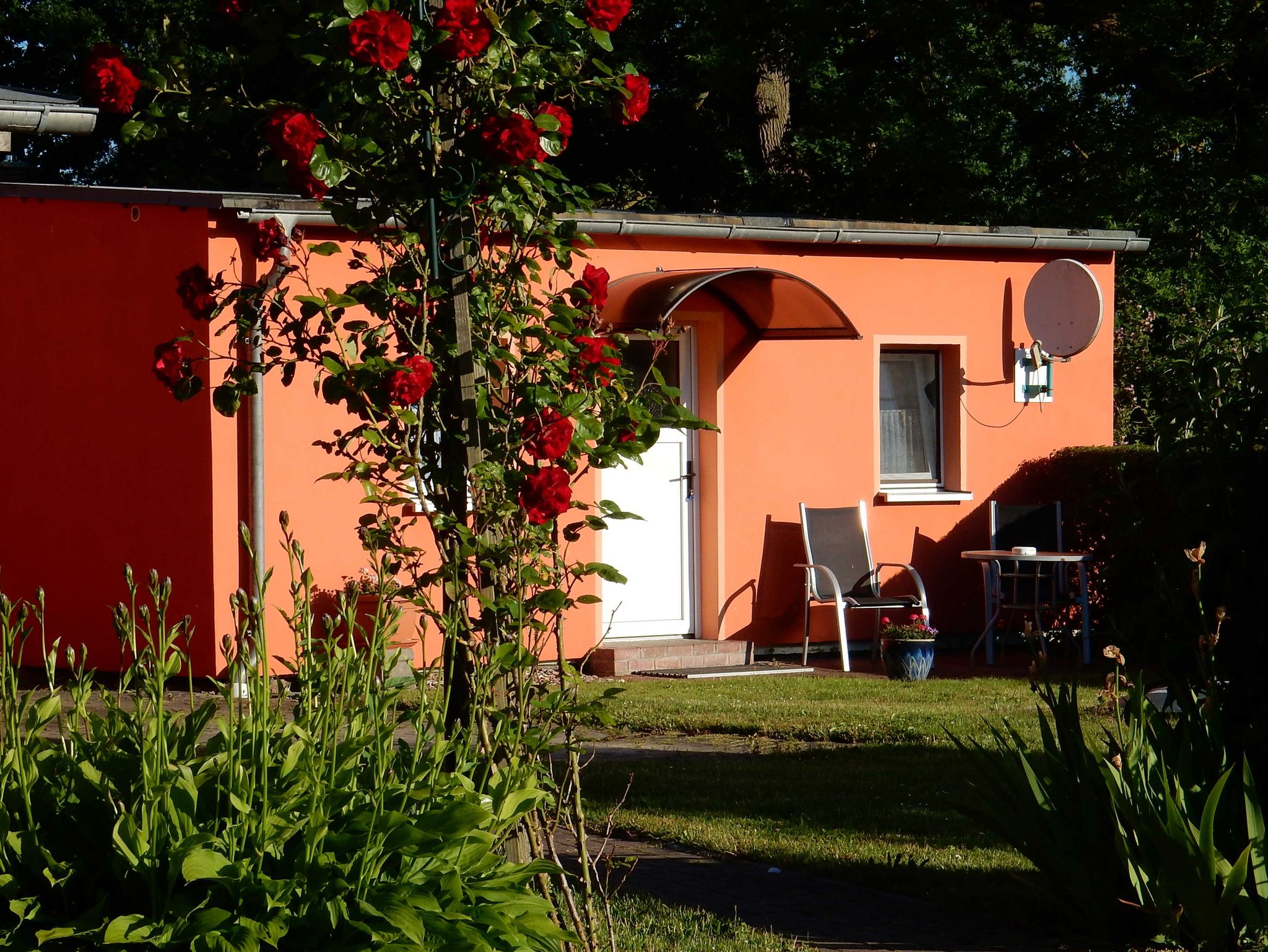 Wohnzimmer mit Essbereich und Zugang zur Terrasse