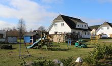 Historisches Reetdachhaus mit Bauwagen und großem Obstgarten