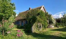 Historisches Reetdachhaus mit Bauwagen und großem Obstgarten