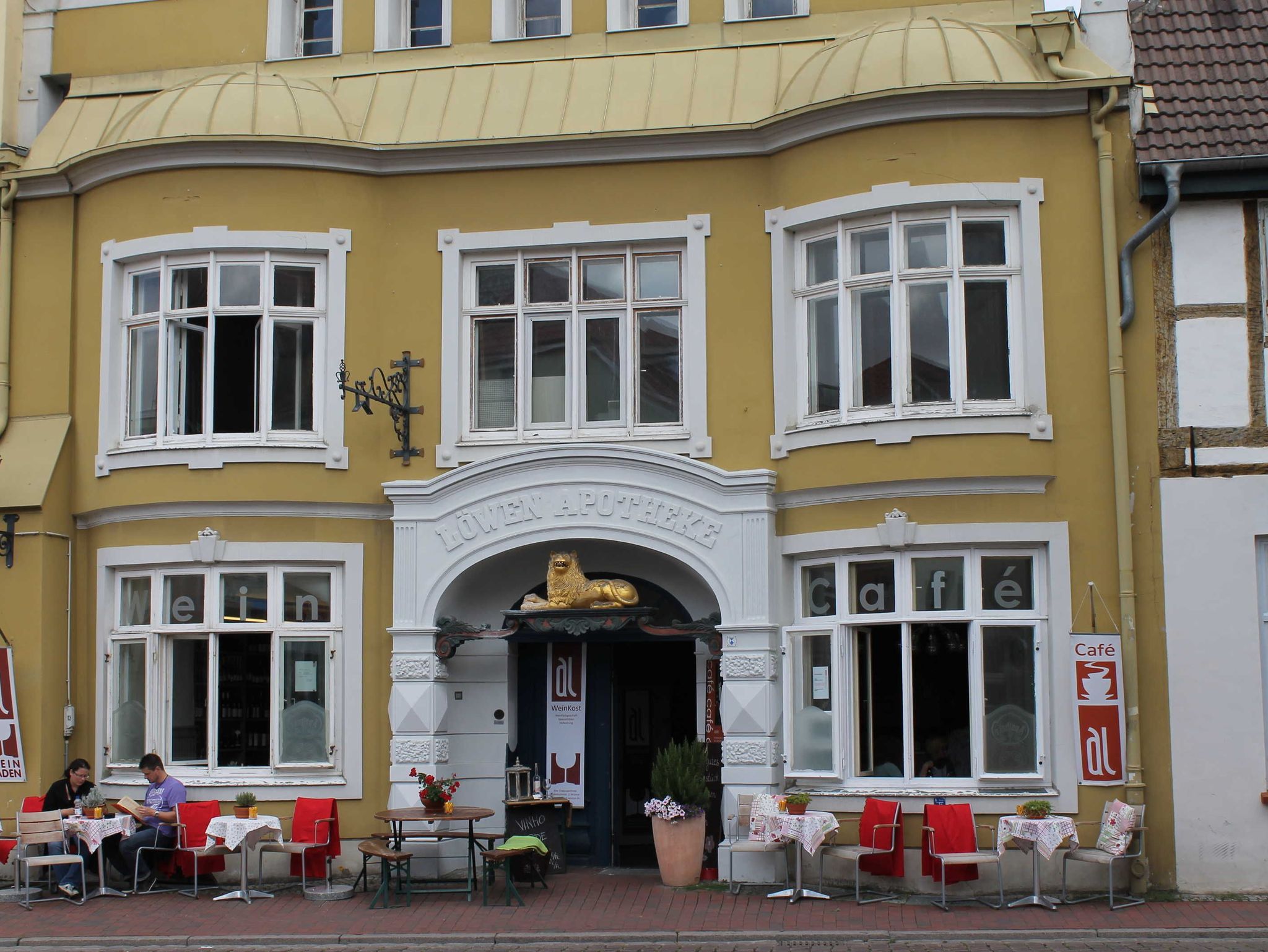 bestuhlter Balkon mit viel Grün