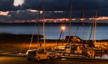 Blick auf den Hafen bei Sonnenuntergang