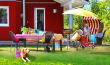 Sonnige Terrasse mit Blick in den Garten