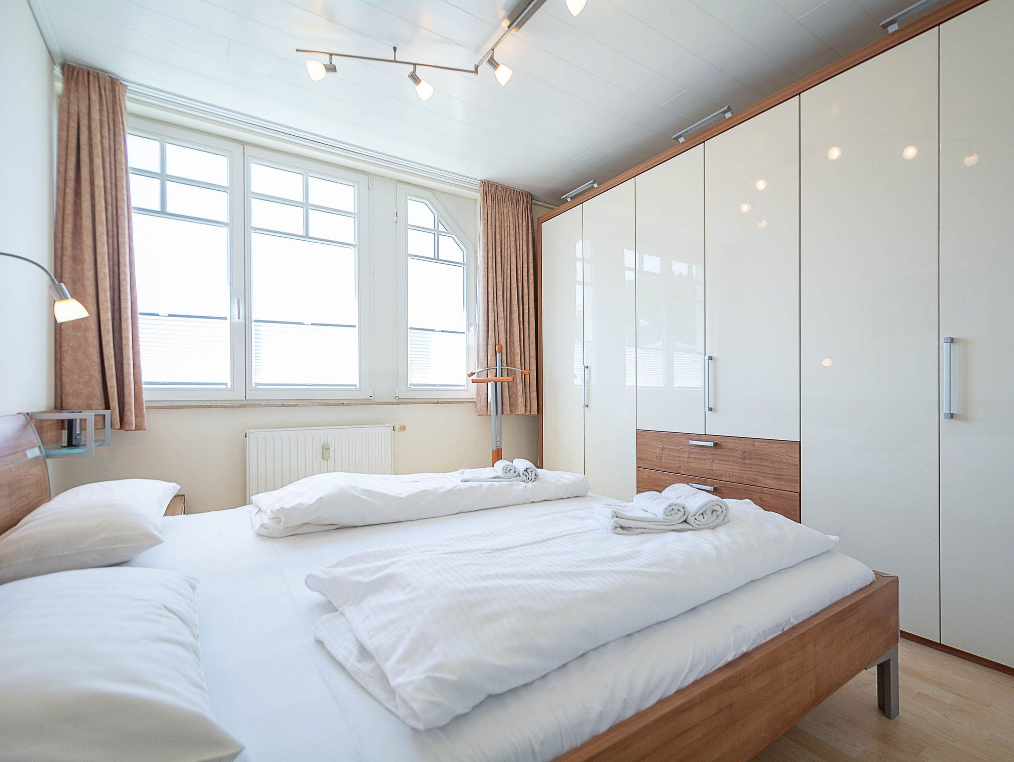 Das Schlafzimmer mit Doppelbett und großem Kleiderschrank