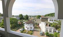 Wohnzimmer mit Durchgang zum Balkon