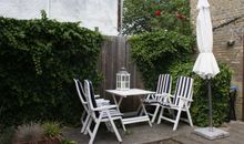 bestuhlte Dachterrasse lädt zum Entspannen ein