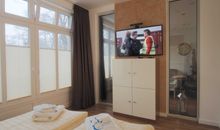 Modern eingerichtetes Appartement mit Flachbild-TV