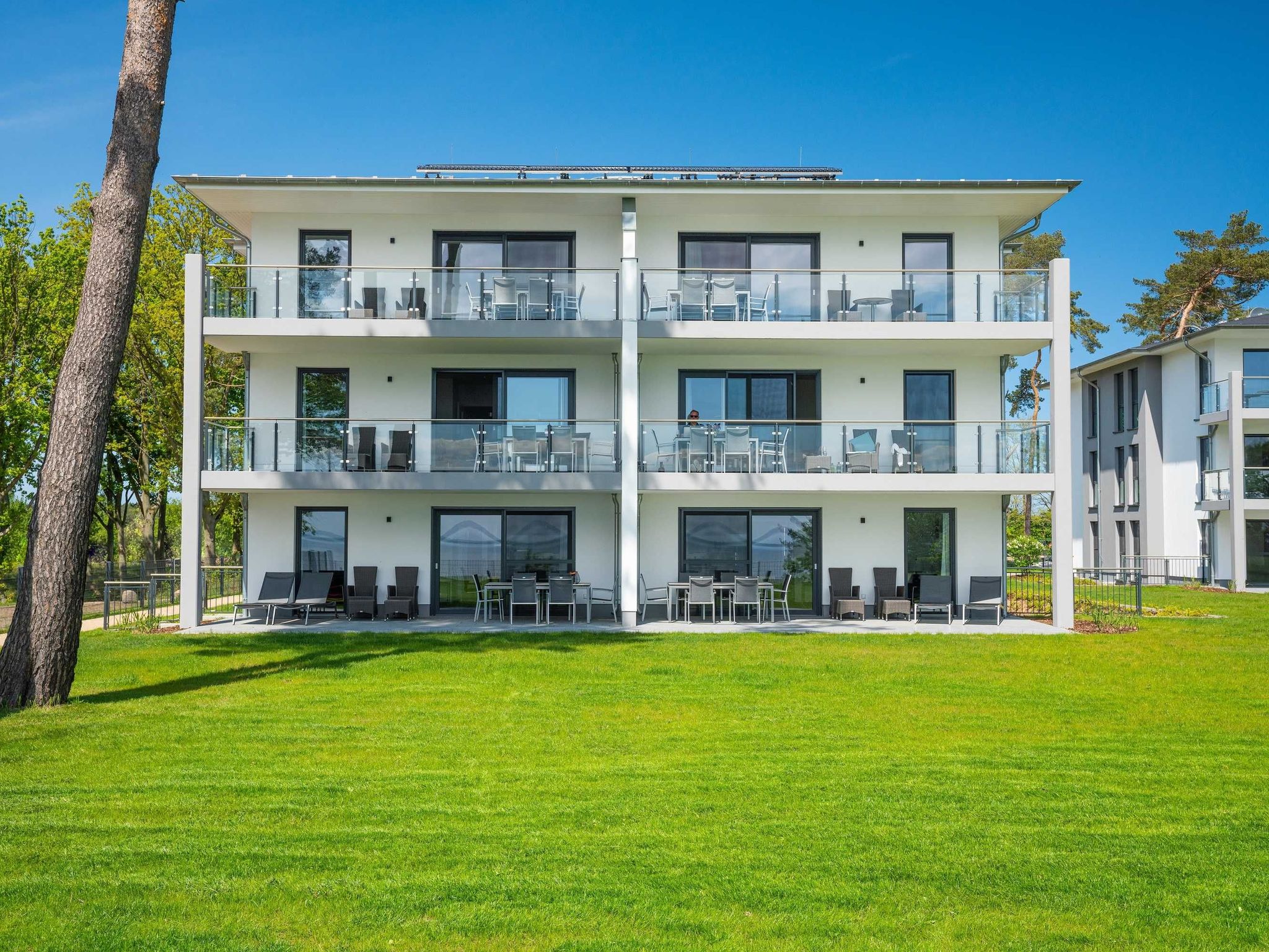 Der gemütliche Wohnbereich mit Zugang zum Balkon