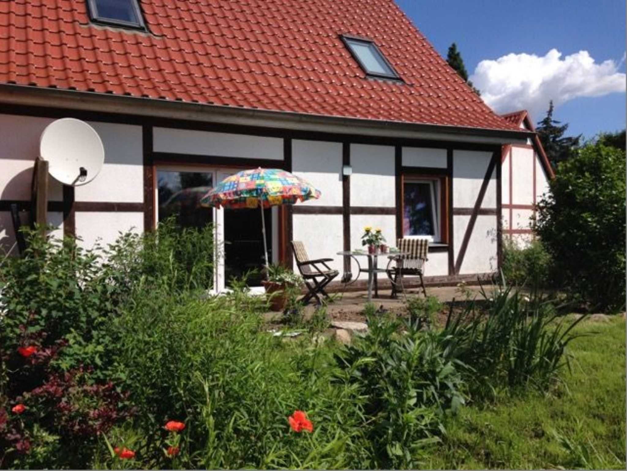 Das Schlafzimmer mit Doppelbett und Kleiderschrank