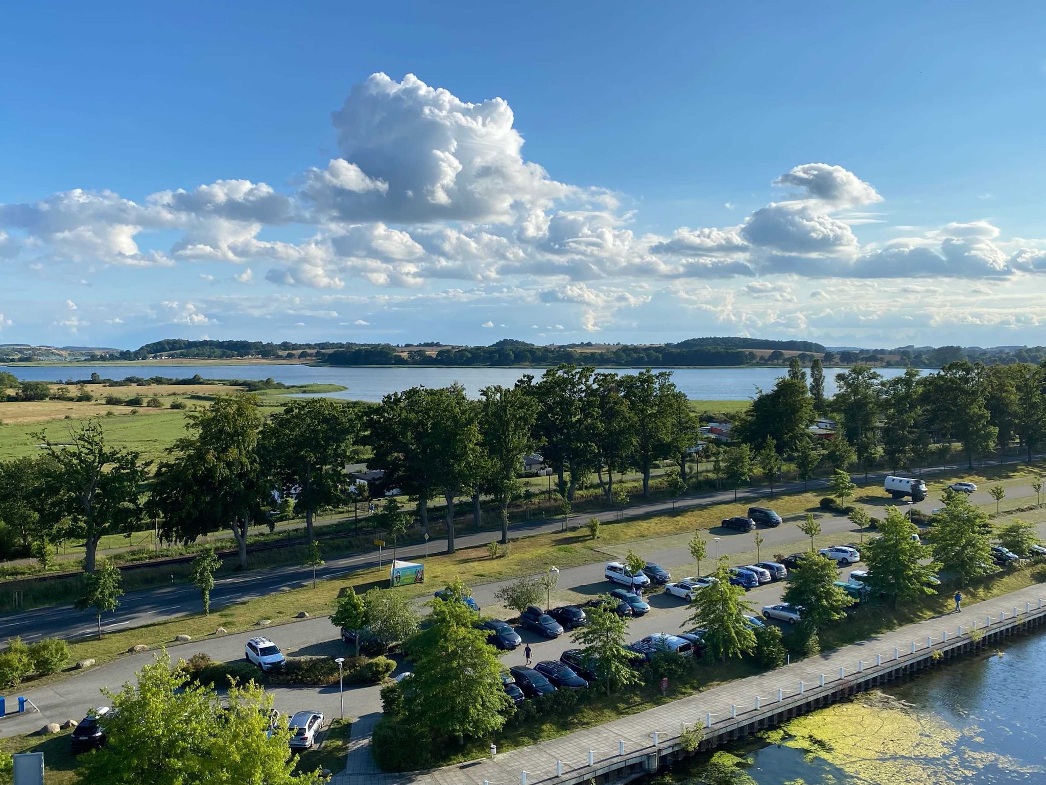 Die mediterrane Wasserlandschaft im Innenhof