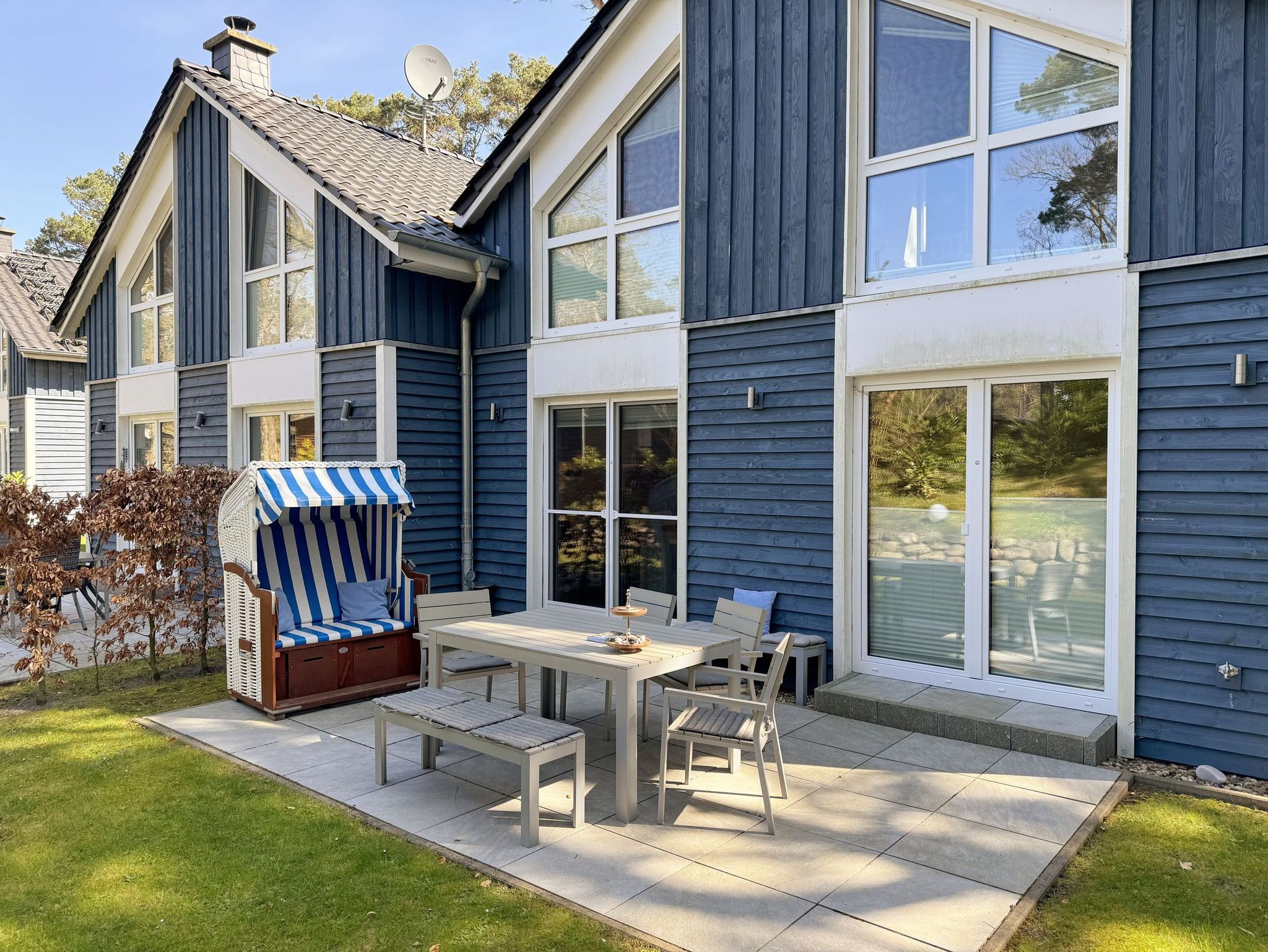 Ferienhaus Blaue Welle - Terrasse mit Strandkorb