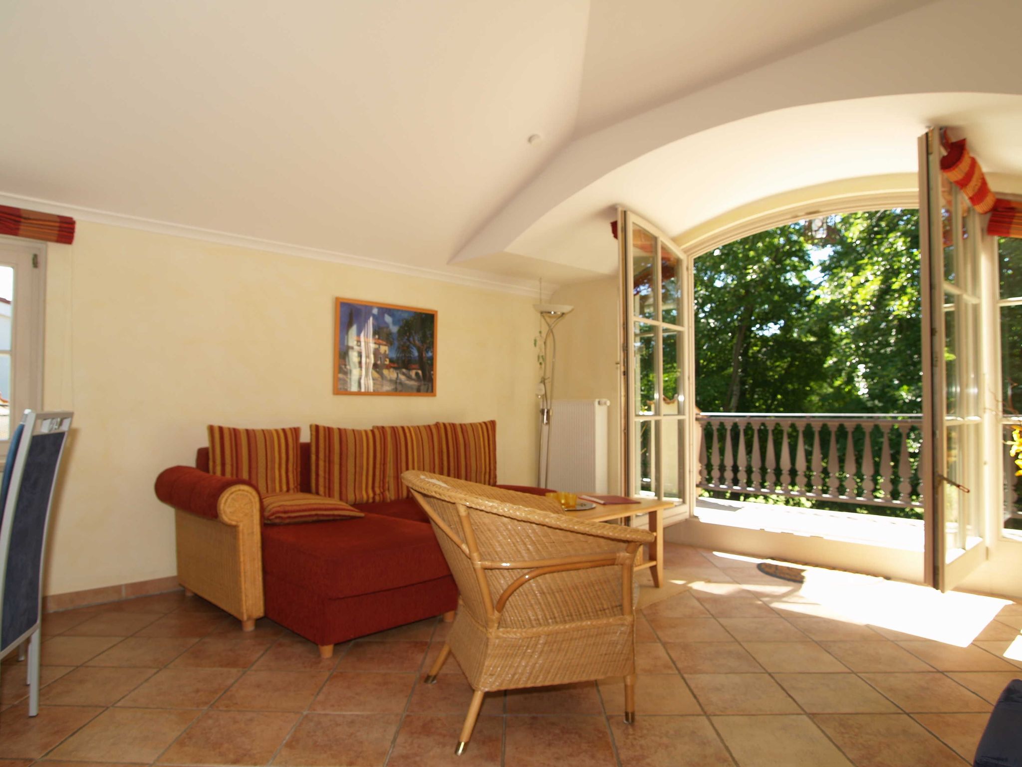 Ferienhaus Blaue Welle - große bestuhlte Terrasse mit Strandkorb