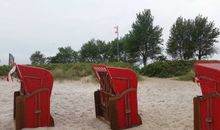 rote Strandkörbe am Strand von Schönhagen