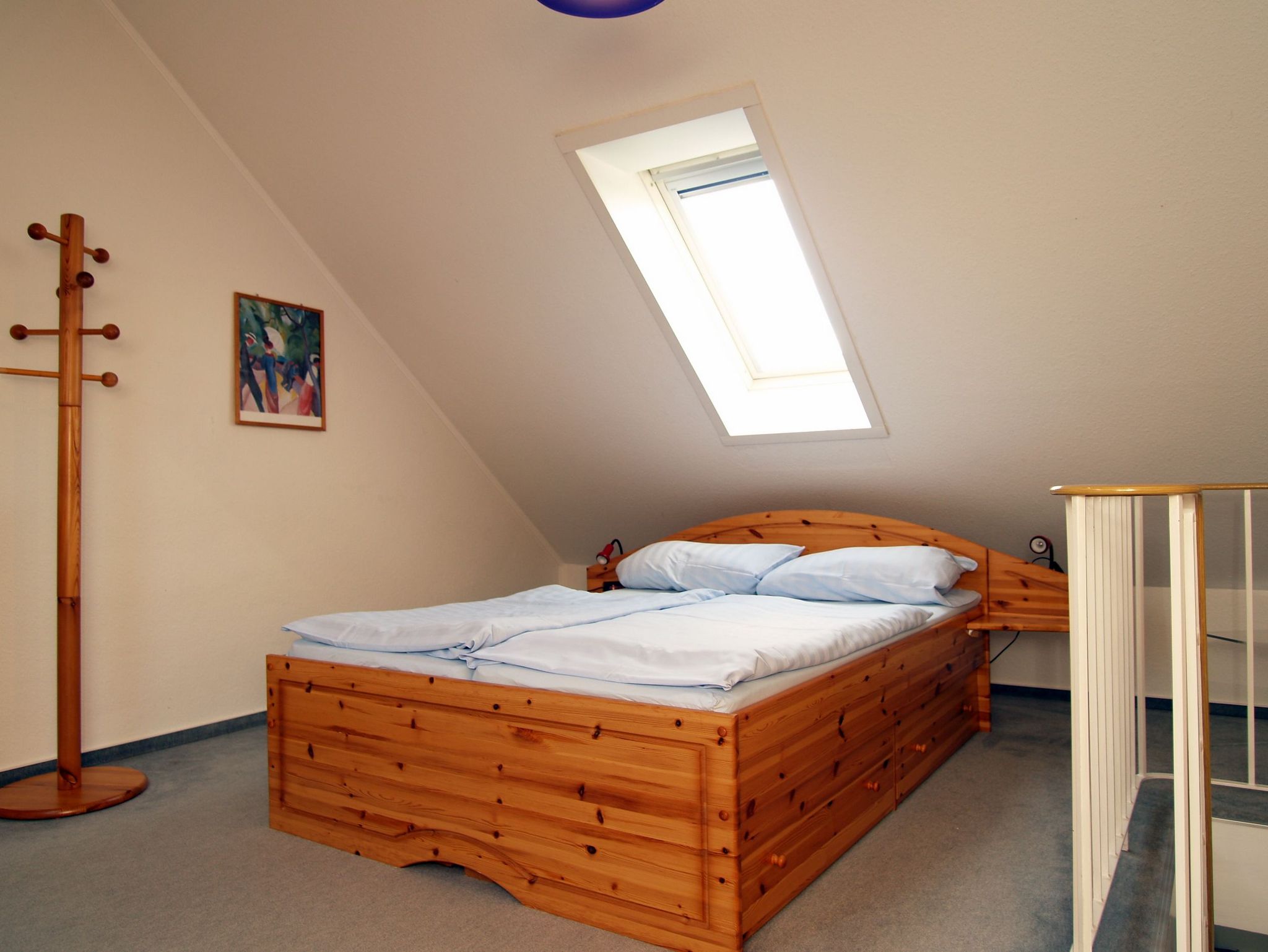 Das 3. Schlafzimmer mit einem Doppelbett im Dachgeschoss