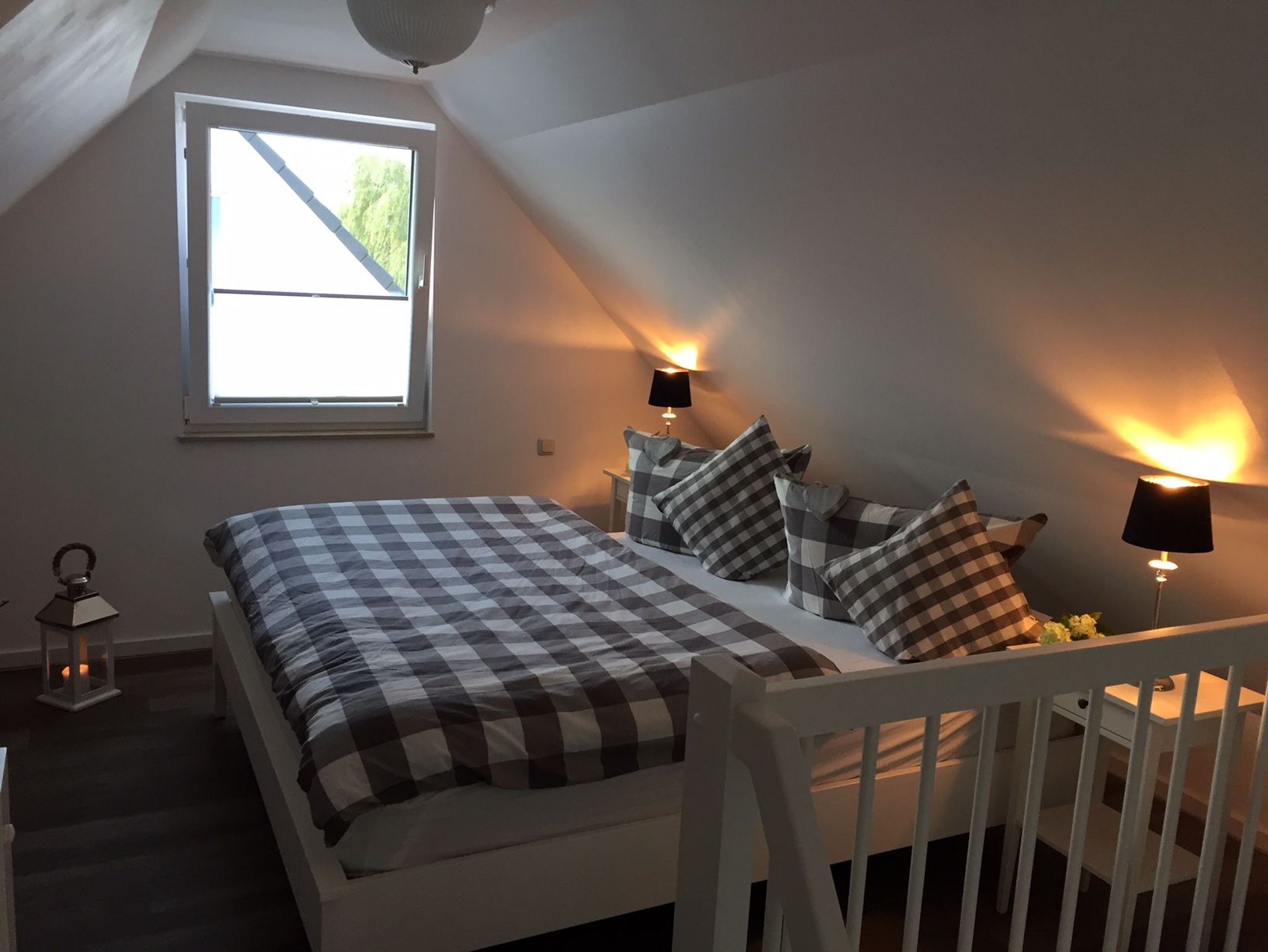 Das 1. Schlafzimmer mit einem Doppelbett und Kleiderschrank