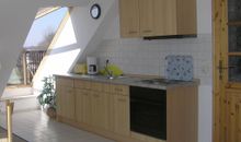 Küche mit Induktions-Cerankochfeld, modernem Backofen, Kühlschrank, umfangreiche Ausstattung