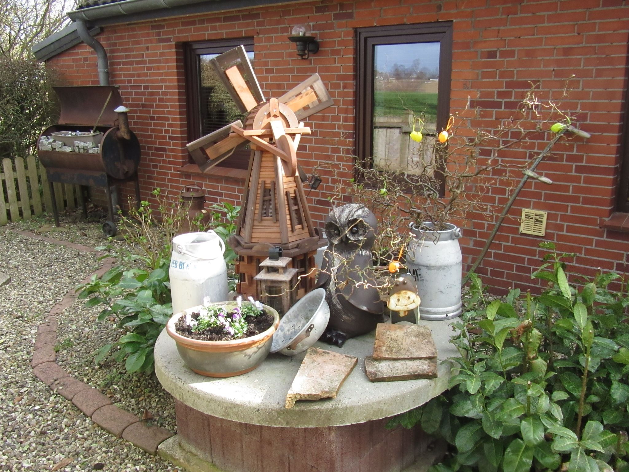 Garten mit Terrasse und Grill