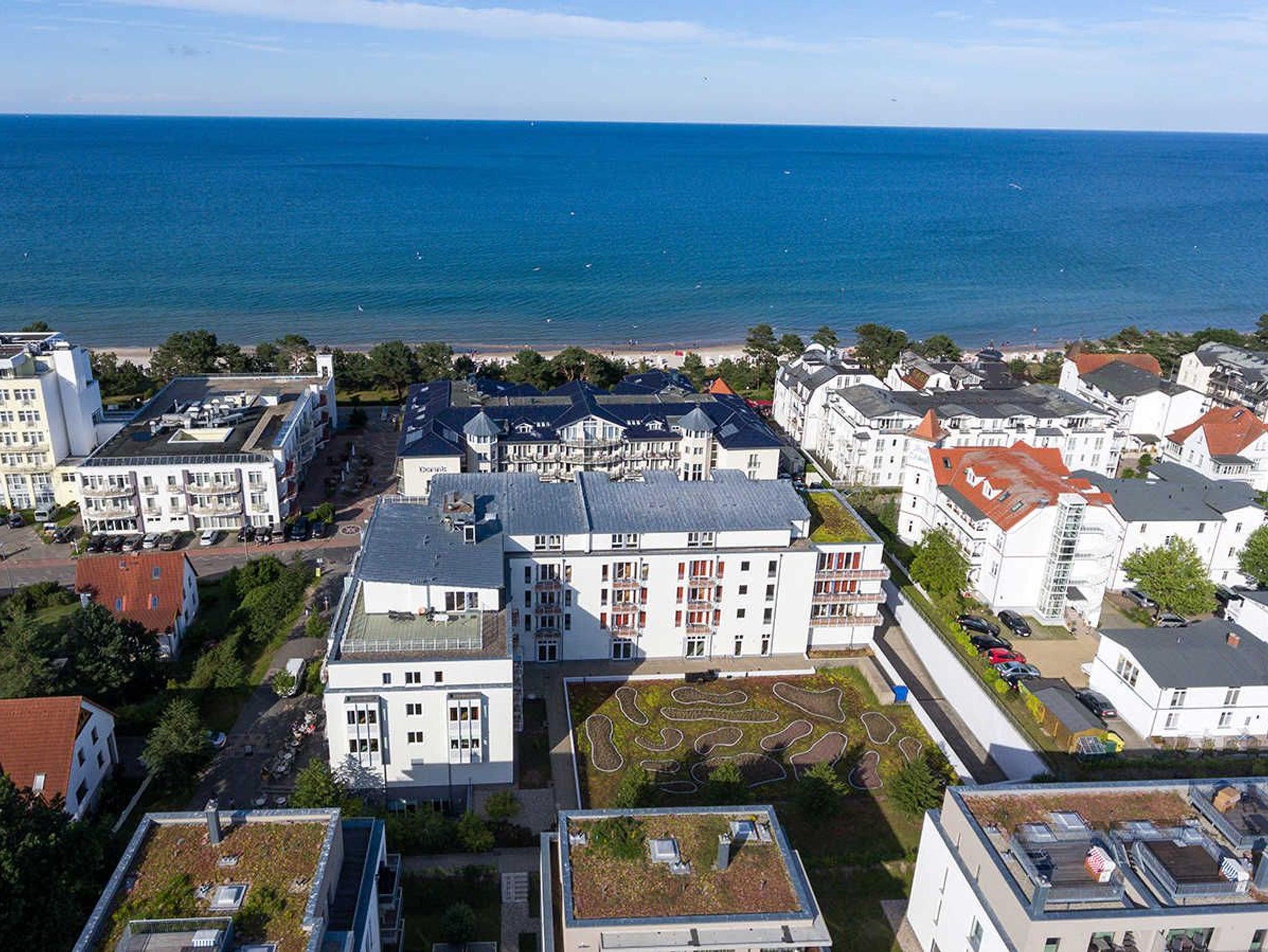 Außenansicht mit Parkplatz