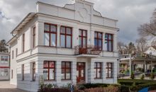 bestuhlter Balkon mit weitem Blick