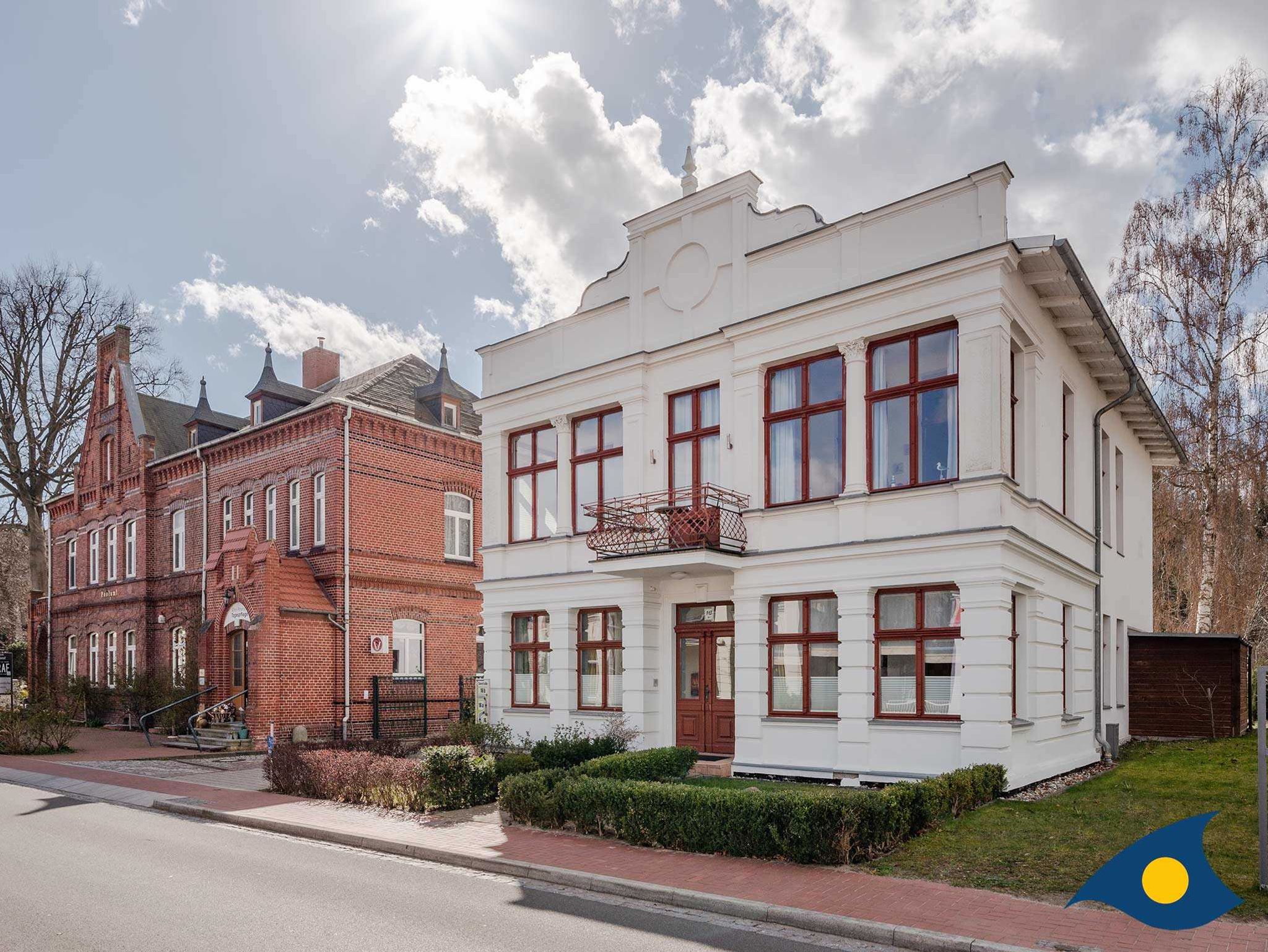 bestuhlter Balkon in ruhiger Lage