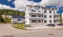 Schwedenhaus mit Terrasse und angrenzendem Garten