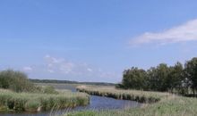 der kleine Sandstrand an der Dorfstraße